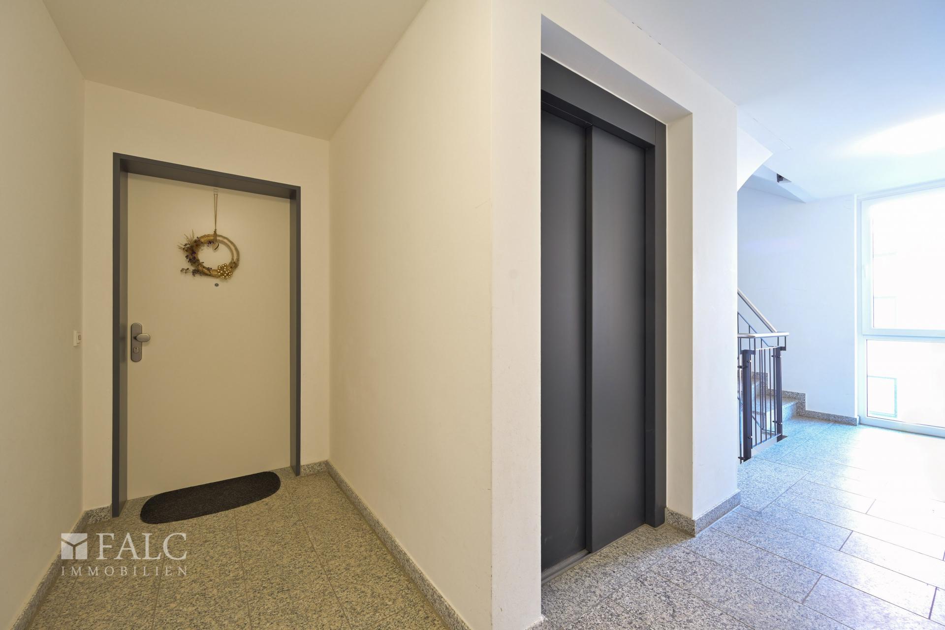 Etage mit Aufzug